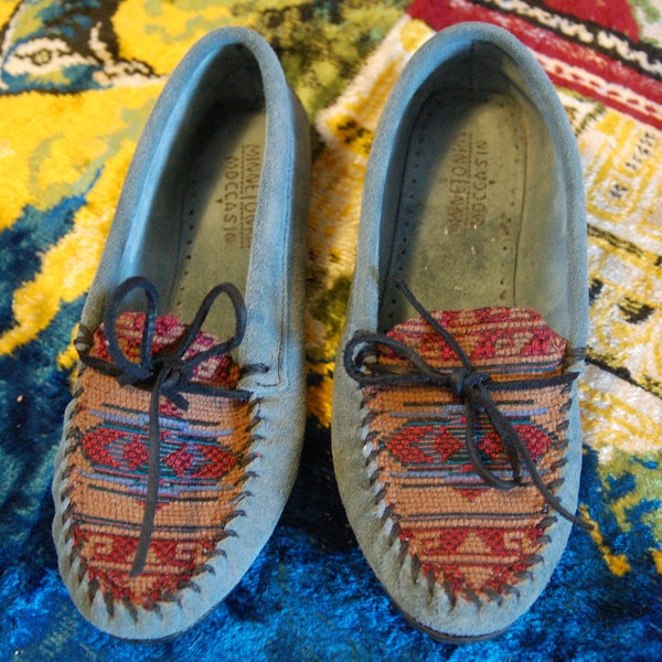 Blue Suede Minnetonka Carpet Print Mocassins - Size 8