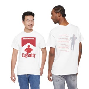 Könnte beinhalten: Weiße T-Shirts mit einem rot-weißen Grafikdesign. Die Vorderseite des T-Shirts zeigt ein stilisiertes Bild einer Person mit Kopfhörern und dem Text "CigNatty" darunter. Die Rückseite des T-Shirts hat eine Silhouette einer Person und Text.