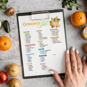 Puede incluir: Una lista de compras en un portapapeles, con categorías como productos frescos, despensa, carne y lácteos. La lista está rodeada de frutas y verduras frescas. El texto 'Grocery List' está en la parte superior.