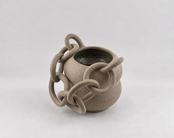 Vase en céramique avec maillons de chaîne