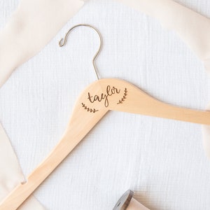Personnalisé Bridesmaid Hanger - Laser Enbois gravé - Mariage mariée cadeau de fête de mariée