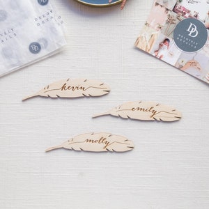 Marque-place / plaque prénom Boho Feather - Bois gravé et découpé au laser