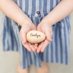 Ovos de Páscoa gravados em madeira personalizados