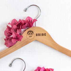 Personnalisé Dia de los Muertos Wedding Hangers - Laser Engraved Wood - Mariée mariage mariage mariage cadeau de fête