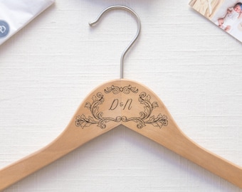 Percha personalizada para la novia / Percha de madera de arce grabada a medida para vestido de novia / Percha nupcial / Regalo de boda / Regalo para despedida de soltera