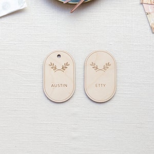 Aangepaste gegraveerde houten plaatskaarten | Botanische Harmonie | Gepersonaliseerde bruiloft naamkaartjes | Natuurlijke elegantie decor