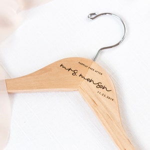 Hanger nuptial personnalisé de demoiselle d’honneur - bois gravé au laser - cadeau de douche cadeau de demoiselle d’honneur de mariée heureusement pour toujours après cintre gravé