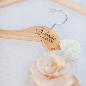 Percha de dama de honor personalizada Madera grabada con láser Regalo de boda nupcial imagen 7