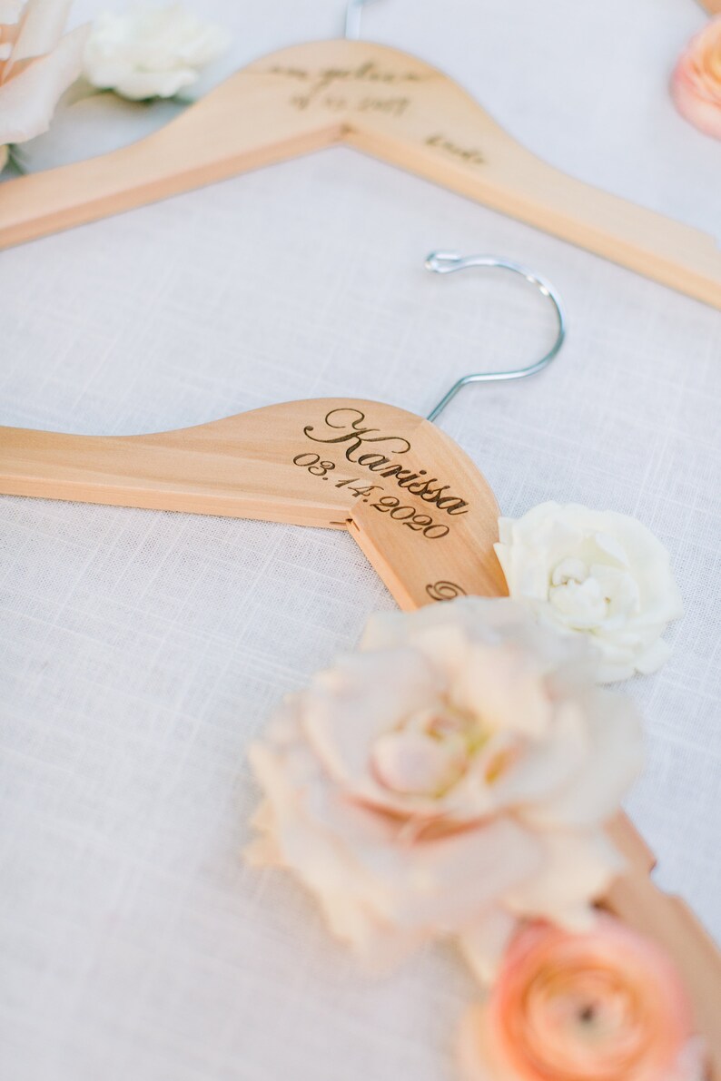 Percha de dama de honor personalizada Madera grabada con láser Regalo de boda nupcial imagen 7