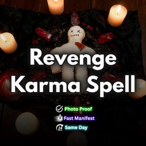 Peut inclure: Une poupée vaudou blanche avec des traits cousus et un cœur rouge est centrée sur un tissu noir, entourée de bougies et de cristaux. Le texte "Revenge Karma Spell" est affiché en blanc, avec du texte supplémentaire en dessous.