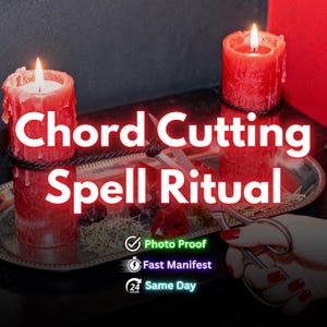 Puede incluir: La imagen muestra dos velas rojas encendidas, con el texto "Chord Cutting Spell Ritual". Un par de tijeras se encuentra cerca de las velas sobre una bandeja plateada. El fondo es oscuro.