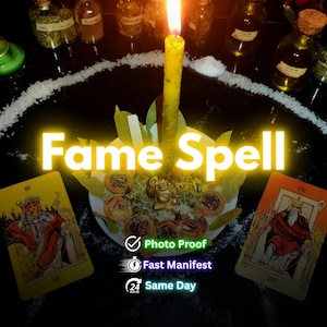 Op de afbeelding: Een brandende gele kaars met een witte basis, omringd door groene bladeren en munten, met de tekst "Fame Spell". Twee tarotkaarten staan aan weerszijden. De afbeelding bevat ook de tekst "Photo Proof", "Fast Manifest" en "Same Day".