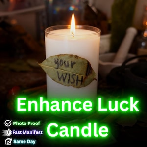 Può includere: Una candela bianca accesa in un portacandele di vetro trasparente. Una foglia verde con le parole "your wish" è attaccata alla candela. Il testo "Enhance Luck Candle" è visualizzato in verde neon.