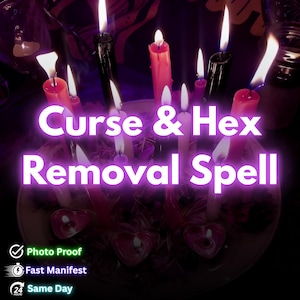 Può includere: Una scena mistica con candele accese di vari colori, tra cui rosso e nero, disposte attorno a un punto centrale. Il testo "Curse & Hex Removal Spell" è visualizzato in un viola brillante. Sono visibili anche candele a forma di cuore.