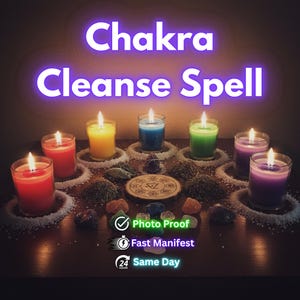 Könnte beinhalten: Eine Anordnung von sieben brennenden Kerzen in Glashaltern, jede in einer anderen Farbe, auf einer Holzoberfläche. Der Text "Chakra Cleanse Spell" befindet sich über den Kerzen. Kristalle, Kräuter und eine Holzscheibe sind ebenfalls vorhanden.