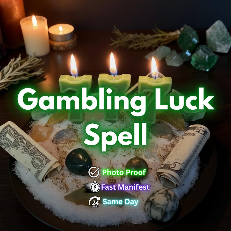 Puede incluir: Imagen de un hechizo de la suerte en el juego con tres velas verdes con forma de n&uacute;mero 7, encendidas. El texto "Gambling Luck Spell" se muestra en verde. Billetes enrollados, monedas y cristales rodean las velas.
