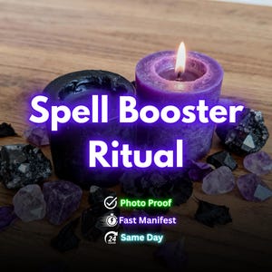 Puede incluir: Dos velas moradas, una encendida, con el texto "Spell Booster Ritual". Cristales negros y morados rodean las velas. La imagen sugiere un ritual o hechizo.