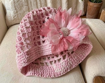Gorro con capucha tejido a mano a crochet, punto calado floral, correa con borla, accesorio bohemio para primavera y verano.