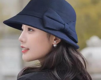 Sombrero cloche vintage de fieltro de lana con elegante lazo: fedora retro clásico, moda invernal atemporal para mujer.