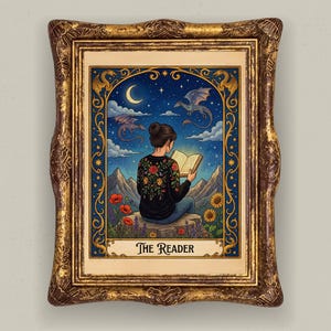 Könnte beinhalten: Gerahmte Illustration einer Frau, die unter einem Sternenhimmel mit Drachen ein Buch liest. Die Frau trägt ein schwarzes Oberteil mit floraler Stickerei. Das Kunstwerk ist in einem dekorativen Goldrahmen mit dem Text "The Reader" unten.