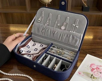 Caja de joyería portátil de piel sintética, organizador de viaje para anillos y collares.