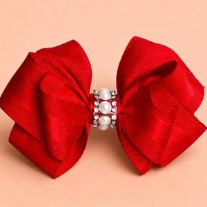 Rubinpärla Royale hårrosett | Röd grosgrain, strass mittpunkt (krokodilklämma)