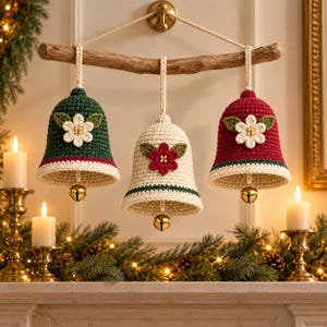 Virkmönster för julklocka i PDF-format med blommiga ornament i 3 färgvarianter