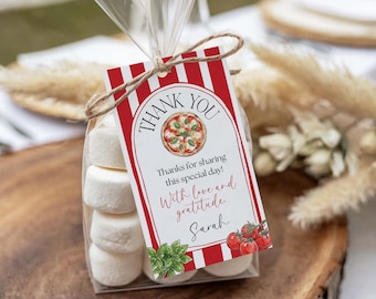 Op de afbeelding: Een doorzichtige cellofaan zak gevuld met marshmallows, vastgebonden met touw, en een rood-wit gestreept label. Het label leest "THANK YOU" met een pizza afbeelding en de tekst "Bedankt voor het delen van deze speciale dag! Met liefde en dankbaarheid, Sarah."