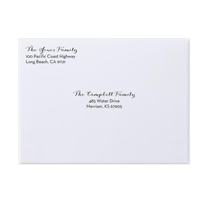 Könnte beinhalten: Ein weißer Umschlag mit zwei Familienadressen in schwarzer Schrift. Die obere Adresse lautet "The Jones Family, 100 Pacific Coast Highway, Long Beach, CA 91121." Die untere Adresse lautet "The Campbell Family, 485 Water Drive, Merriam, KS 67905."