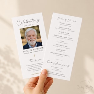 Puede incluir: Una plantilla de programa funerario blanca con el retrato de un hombre, el texto Celebrating the Life of Michael Anderson, March 12, 1948 - September 3, 20XX, una cruz dorada, una nota de agradecimiento, un Order of Service y Funeral Arrangements.