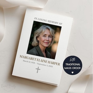 Könnte beinhalten: Eine Trauerkarte mit dem Text „IN LOVING MEMORY OF“ über einem Foto einer Frau. Darunter steht „MARGARET ELAINE HARPER“ und die Daten. Unter dem Namen befindet sich ein Kreuz. Ein marineblauer Kreis mit weißem Text lautet „WITH TRADITIONAL MASS ORDER“.