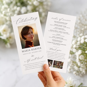 Può includere: Un cartoncino bianco per il programma funebre con un ritratto di Maria Harper, il testo Celebrating the Life of, date e a life well lived. Il retro elenca l'ordine della cerimonia, incluse preghiere, inni e un messaggio di ringraziamento.