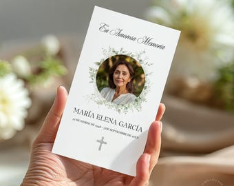 Plantilla editable de tarjeta de oración funeraria en español con diseño floral en Canva. Tarjeta de oración funeraria conmemorativa. Tarjeta de oración católica. Tarjeta de obituario con foto.