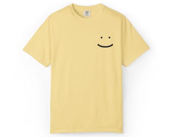 Camiseta minimalista con carita sonriente / Pequeño gráfico bordado en el pecho