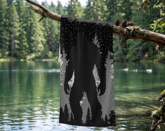 Toalla de playa con silueta de Bigfoot en el bosque / Equipo para actividades al aire libre con diseño de Sasquatch en la noche estrellada