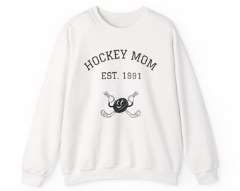 パーソナライズされたホッケーママEST.スウェットシャツ | ホッケーパックとスティックの古い漫画キャラクタークルーネック