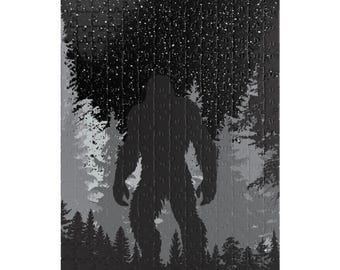 Rompecabezas desafiante de silueta de Bigfoot en el bosque de noche / 110-1014 piezas