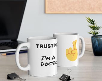 Taza de Doctor - Confía en mí, soy doctor, emoji de dedos cruzados