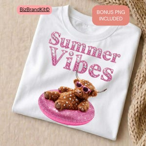 Mucca delle Highlands con vibrazioni estive PNG, galleggiante da piscina glamour con strass, trasferimento DTF mucca scintillante, download digitale per sublimazione estiva