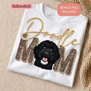 Op de afbeelding: Wit T-shirt met een zwarte hondengrafiek en de woorden "Doodle Mom" in een getextureerd, lichtbruin lettertype. De afbeelding bevat een roze rechthoek met de tekst "BONUS PNG INCLUDED".