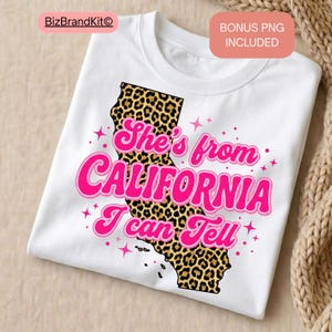 Peut inclure: T-shirt blanc avec un motif rose indiquant "She's from California I can Tell". Le motif comprend un contour léopard de la Californie. PNG bonus inclus.