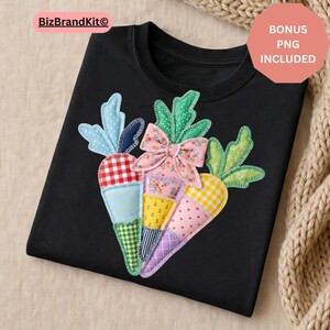 Könnte beinhalten: Schwarzes T-Shirt mit einem bunten Patchwork-Karotten-Design. Die Karotten haben grüne Spitzen und sind mit verschiedenen Mustern verziert, darunter Vichy, Tupfen und Blumendrucke. Eine rosa Schleife ist mittig auf dem Design angebracht. Text "BONUS PNG INCLUDED".