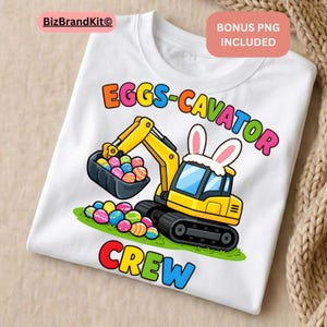 Könnte beinhalten: Weißes T-Shirt mit einem farbenfrohen Aufdruck eines gelben Baggers mit Hasenohren, der Ostereier aufnimmt. Der Text "EGGS-CAVATOR CREW" ist in leuchtenden Farben dargestellt. Ein lustiges, festliches Design für Ostern.