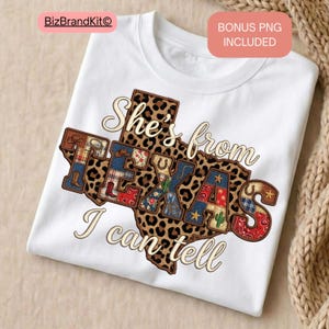 Könnte beinhalten: Weißes T-Shirt mit einem Texas-förmigen Design, Leopardenmuster-Hintergrund und dem Text "She's from Texas I can tell". Das Wort "TEXAS" ist mit Patchwork-Mustern und Icons im Landhausstil gefüllt.