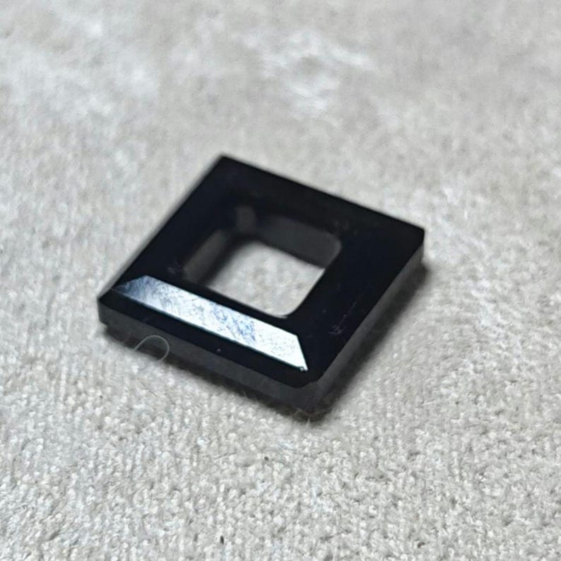 Wisiorek z fasetowaną kwadratową ramką z kryształu Swarovski 4439 w kolorze czarnym, 14 mm, 20 mm i 30 mm (wybierz rozmiary i ilość) zdjęcie 2