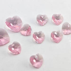 Wisiorek z fasetowanymi koralikami Swarovski Crystal 6228 6202 Xilion Heart Beads w kolorze jasnoróżowym - 10 mm, 14 mm i 18 mm (wybierz rozmiary i ilość)