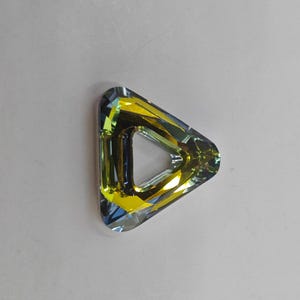 Wisiorek z kryształową ramką Swarovski w kształcie trójkąta 4737 14 mm, 20 mm i 30 mm - przezroczysty, wulkaniczny, złoty cień, bermudzki, CAL, tabak, sahara, miedź, granat zdjęcie 7