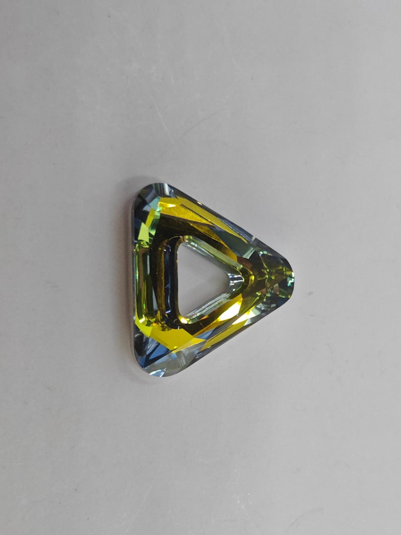 Wisiorek z kryształową ramką Swarovski w kształcie trójkąta 4737 14 mm, 20 mm i 30 mm - przezroczysty, wulkaniczny, złoty cień, bermudzki, CAL, tabak, sahara, miedź, granat zdjęcie 7