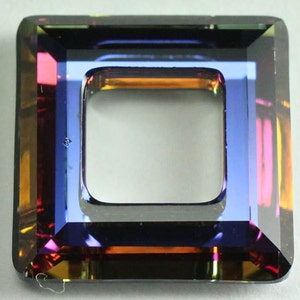 Op de afbeelding: Een vierkant, iriserend glazen frame met een afgeschuinde rand. Het frame is een mix van paarse, blauwe, groene en gouden kleuren.