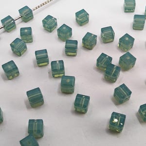 Cuentas de cristal Swarovski 5601 CUBE PACIFIC OPAL elija cantidad - 4 mm y 6 mm